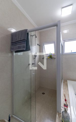 Casa à venda com 792m², 4 quartos e 5 vagas Casa à venda com 792m², 4 quartos e 5 vagasBanheiro da Suíte 1