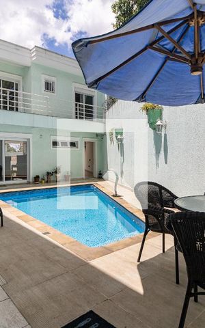 Casa à venda com 792m², 4 quartos e 5 vagas Casa à venda com 792m², 4 quartos e 5 vagasPiscina