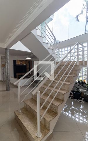 Casa à venda com 792m², 4 quartos e 5 vagas Casa à venda com 792m², 4 quartos e 5 vagasEscada