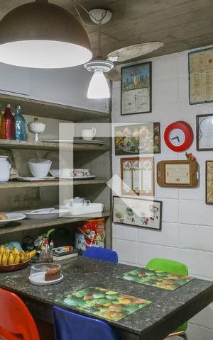 Casa à venda com 430m², 4 quartos e 4 vagas Casa à venda com 430m², 4 quartos e 4 vagasCozinha