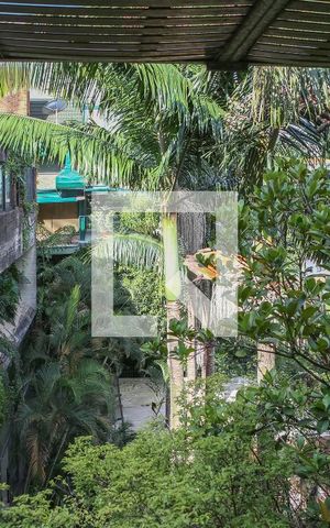 Casa à venda com 430m², 4 quartos e 4 vagas Casa à venda com 430m², 4 quartos e 4 vagasVista da Suíte 2
