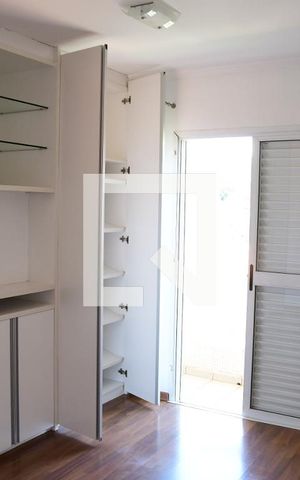 Casa de condomínio para alugar com 200m², 3 quartos e 3 vagasSuíte