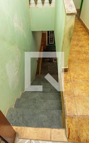 Casa à venda com 350m², 4 quartos e 2 vagasEscada para porão