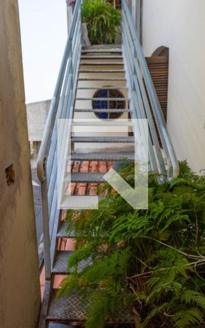 Casa à venda com 350m², 4 quartos e 2 vagasEscada