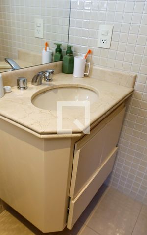 Apartamento para alugar com 181m², 3 quartos e 3 vagas Apartamento para alugar com 181m², 3 quartos e 3 vagasBanheiro da Suíte 2