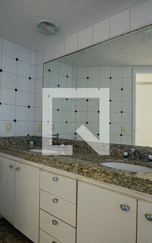 Apartamento à venda com 218m², 4 quartos e 3 vagas Apartamento à venda com 218m², 4 quartos e 3 vagasBanheiro da Suíte