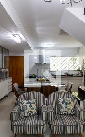Casa à venda com 100m², 3 quartos e 2 vagas Casa à venda com 100m², 3 quartos e 2 vagasSala e Cozinha