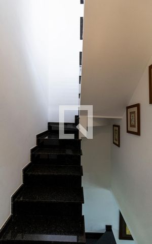 Casa à venda com 100m², 3 quartos e 2 vagas Casa à venda com 100m², 3 quartos e 2 vagasEscada