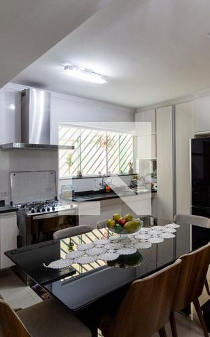 Casa à venda com 100m², 3 quartos e 2 vagas Casa à venda com 100m², 3 quartos e 2 vagasSala e Cozinha