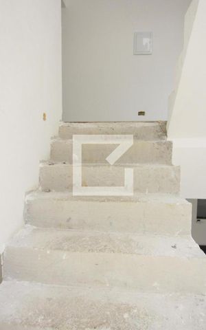 Casa para alugar com 377m², 4 quartos e 5 vagasEscada piso Superior
