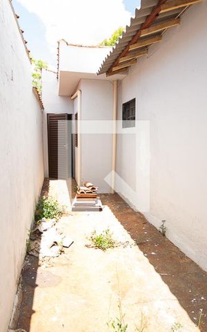 Casa para alugar com 100m², 4 quartos e 2 vagas Casa para alugar com 100m², 4 quartos e 2 vagasQuintal/Corredor lateral
