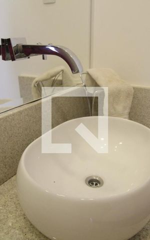 Casa de condomínio para alugar com 250m², 4 quartos e 1 vaga Casa de condomínio para alugar com 250m², 4 quartos e 1 vagaBanheiro da Suíte 2