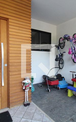 Casa de condomínio para alugar com 250m², 4 quartos e 1 vaga Casa de condomínio para alugar com 250m², 4 quartos e 1 vagaEntrada