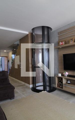 Casa de condomínio para alugar com 250m², 4 quartos e 1 vaga Casa de condomínio para alugar com 250m², 4 quartos e 1 vagaSala