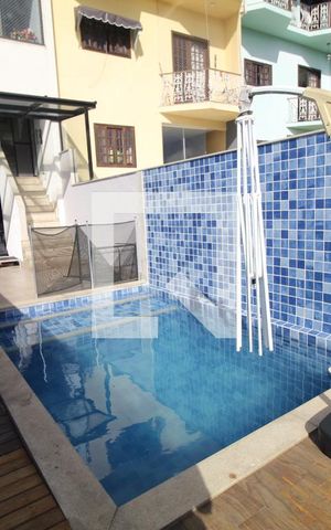 Casa de condomínio para alugar com 250m², 4 quartos e 1 vaga Casa de condomínio para alugar com 250m², 4 quartos e 1 vagaPiscina