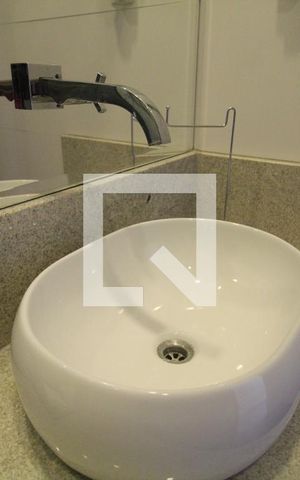 Casa de condomínio para alugar com 250m², 4 quartos e 1 vaga Casa de condomínio para alugar com 250m², 4 quartos e 1 vagaBanheiro da suíte 1