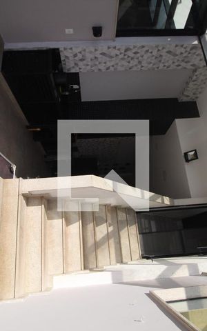 Casa de condomínio para alugar com 250m², 4 quartos e 1 vaga Casa de condomínio para alugar com 250m², 4 quartos e 1 vagaEscada