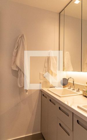 Apartamento à venda com 158m², 3 quartos e 2 vagas Apartamento à venda com 158m², 3 quartos e 2 vagasBanheiro da Suíte 1
