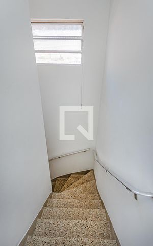 Casa à venda com 170m², 2 quartos e 2 vagas Casa à venda com 170m², 2 quartos e 2 vagasEscada