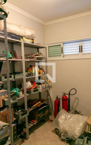 Casa à venda com 400m², 4 quartos e 5 vagas Casa à venda com 400m², 4 quartos e 5 vagasQuarto Armazenamento