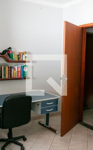 Casa à venda com 400m², 4 quartos e 5 vagas Casa à venda com 400m², 4 quartos e 5 vagasQuarto 5