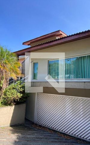 Casa à venda com 400m², 4 quartos e 5 vagas Casa à venda com 400m², 4 quartos e 5 vagasFachada