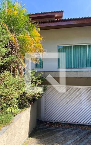 Casa à venda com 400m², 4 quartos e 5 vagas Casa à venda com 400m², 4 quartos e 5 vagasFachada