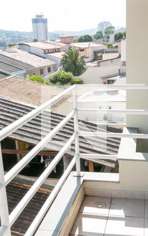 Casa à venda com 400m², 4 quartos e 5 vagas Casa à venda com 400m², 4 quartos e 5 vagasVaranda