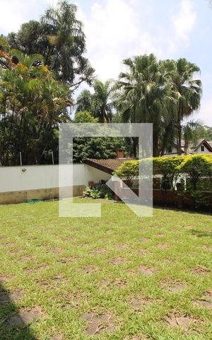 Casa à venda com 360m², 4 quartos e 6 vagasFundos da casa
