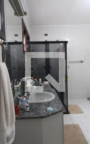 Casa à venda com 360m², 4 quartos e 6 vagasBanheiro da suíte 2