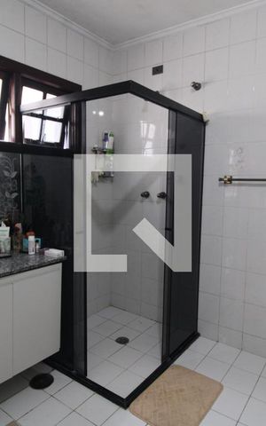 Casa à venda com 360m², 4 quartos e 6 vagasBanheiro da suíte 2