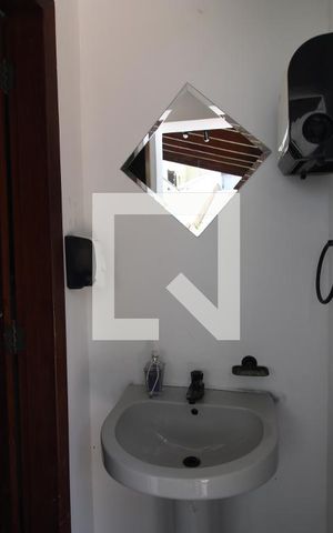 Casa à venda com 360m², 4 quartos e 6 vagasBanheiro da piscina