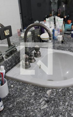 Casa à venda com 360m², 4 quartos e 6 vagasPia banheiro da suíte 2