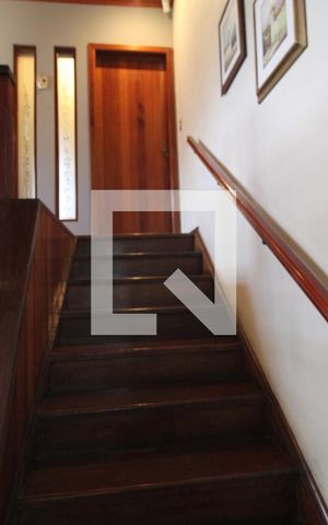 Casa à venda com 360m², 4 quartos e 6 vagasEscada