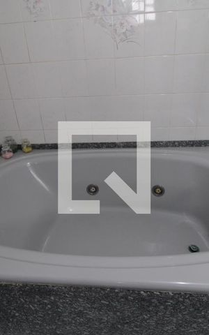 Casa à venda com 360m², 4 quartos e 6 vagasBanheira da suíte 2