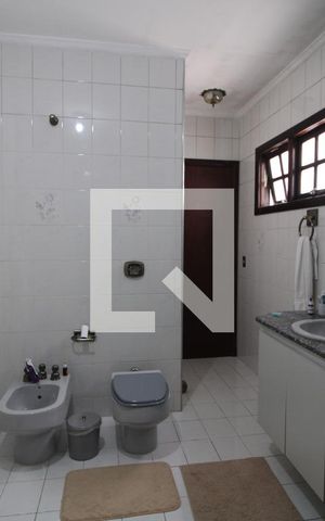 Casa à venda com 360m², 4 quartos e 6 vagasBanheiro da suíte 2