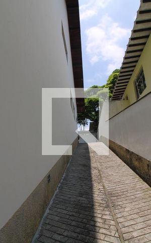 Casa à venda com 360m², 4 quartos e 6 vagasQuintal lateral 