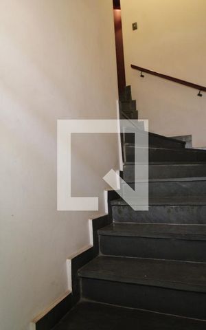 Casa à venda com 360m², 4 quartos e 6 vagasEscada