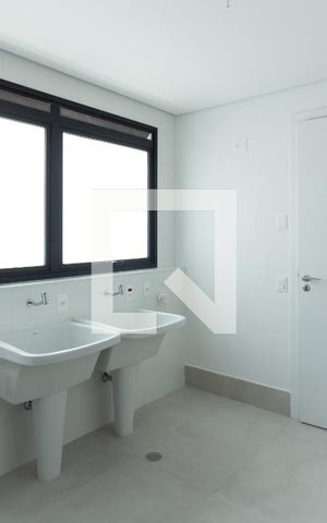 Apartamento à venda com 374m², 5 quartos e 5 vagas Apartamento à venda com 374m², 5 quartos e 5 vagasÁrea de Serviço