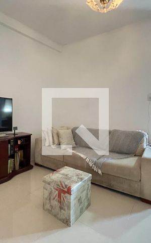 Casa à venda com 220m², 3 quartos e 2 vagas Casa à venda com 220m², 3 quartos e 2 vagasSala
