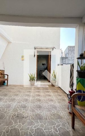 Casa à venda com 220m², 3 quartos e 2 vagas Casa à venda com 220m², 3 quartos e 2 vagasÁrea externa