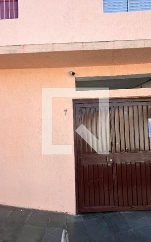 Casa à venda com 220m², 3 quartos e 2 vagas Casa à venda com 220m², 3 quartos e 2 vagasFachada