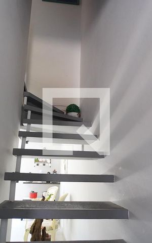 Casa para alugar com 131m², 3 quartos e 2 vagasEscada para dormitórios 