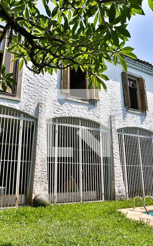Casa à venda com 333m², 4 quartos e 4 vagas Casa à venda com 333m², 4 quartos e 4 vagasFachada