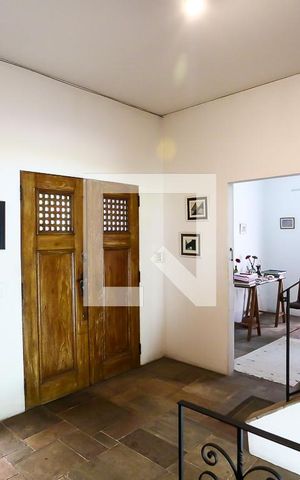 Casa à venda com 333m², 4 quartos e 4 vagas Casa à venda com 333m², 4 quartos e 4 vagasHall
