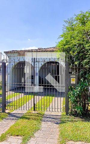 Casa à venda com 333m², 4 quartos e 4 vagas Casa à venda com 333m², 4 quartos e 4 vagasFachada