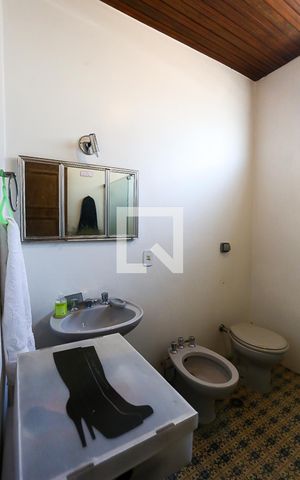 Casa à venda com 333m², 4 quartos e 4 vagas Casa à venda com 333m², 4 quartos e 4 vagasBanheiro da Suíte 1