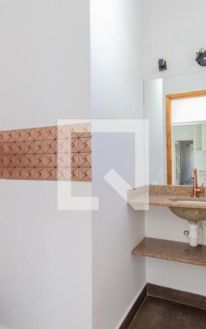 Casa à venda com 200m², 4 quartos e 8 vagas Casa à venda com 200m², 4 quartos e 8 vagasBanheiro de serviço