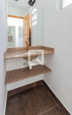Casa à venda com 200m², 4 quartos e 8 vagas Casa à venda com 200m², 4 quartos e 8 vagasBanheiro de serviço