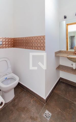 Casa à venda com 200m², 4 quartos e 8 vagas Casa à venda com 200m², 4 quartos e 8 vagasBanheiro de serviço